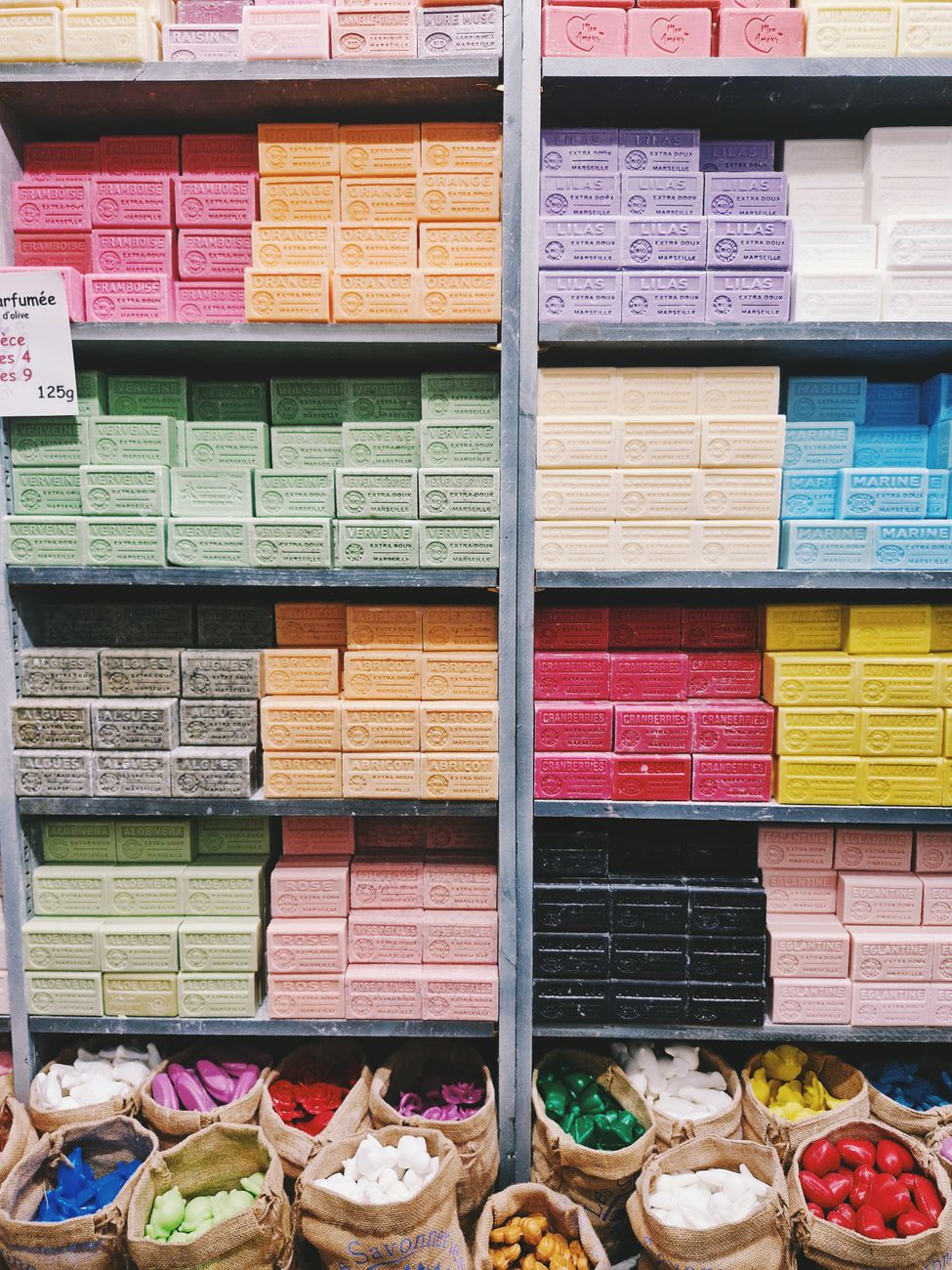 des savons artisanaux aux couleurs vives soigneusement empiles sur un marche d antibes en france