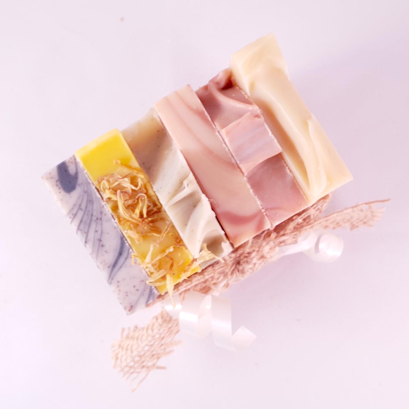 lot savons artisanaux dessus