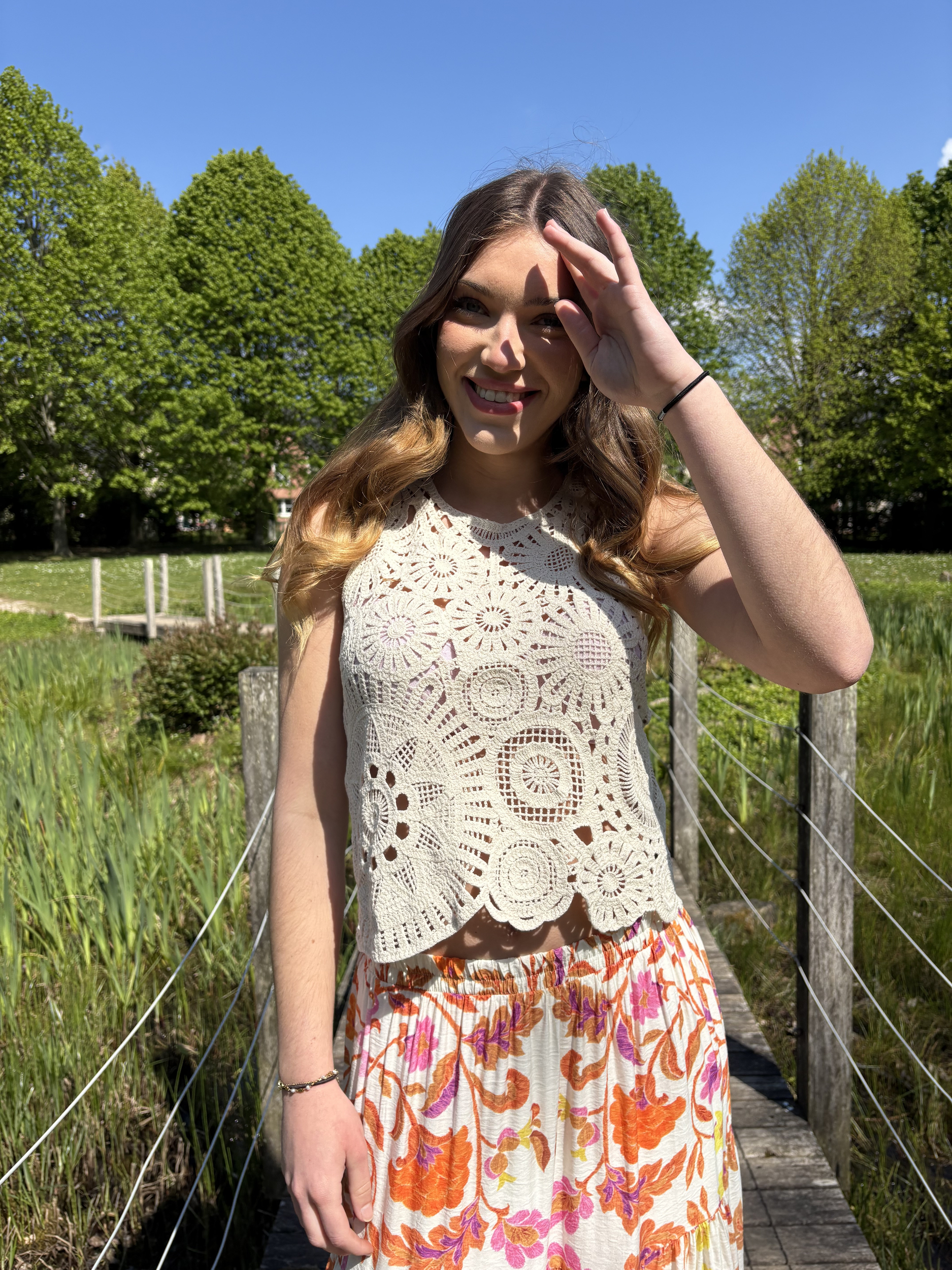 Top crochet sans manches beige