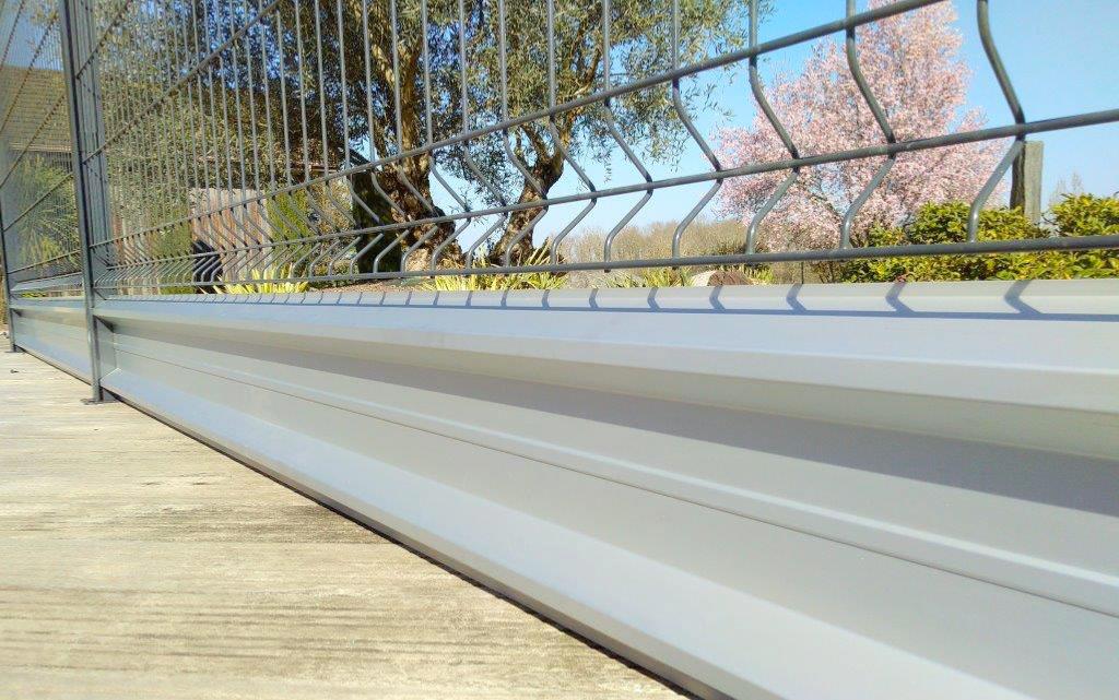 soubassement-en-aluminium-anodise-pour-cloture-de-jardin-zoom