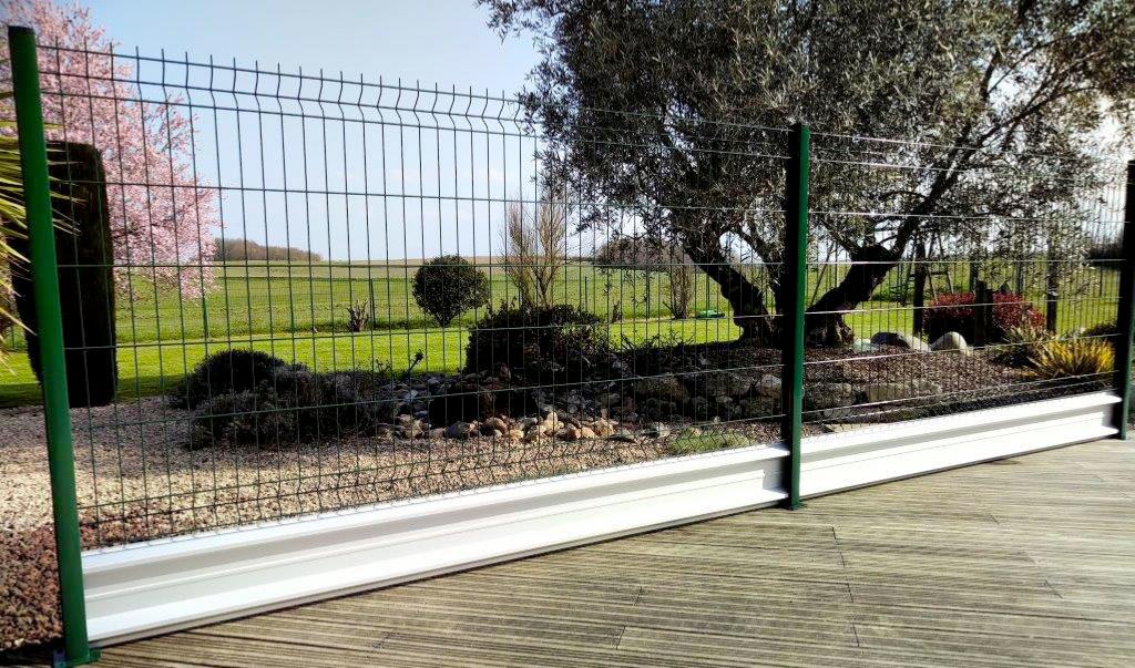 cloture-de-jardin-vert-et-profil-et-soubassement-en-aluminium-2-zoom