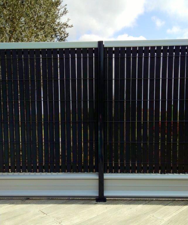 cloture-de-jardin-avec-brise-vue-et-profil-de-finition-anodise-et-soubasseme