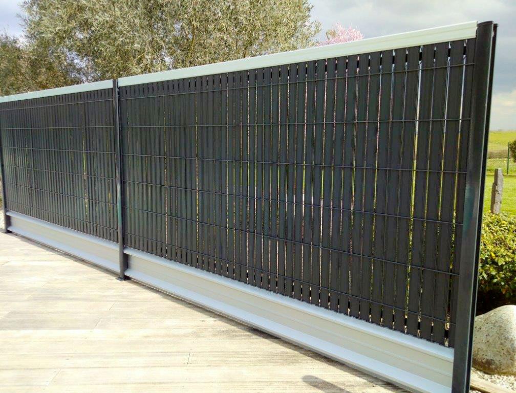 cloture-de-jardin-avec-soubassement-en-aluminium-et-brise-vue-pvc-avec-lame-