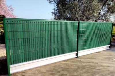 cloture-de-jardin-vert-avec-brise-vue-et-profil-de-finition-anodise-et-souba