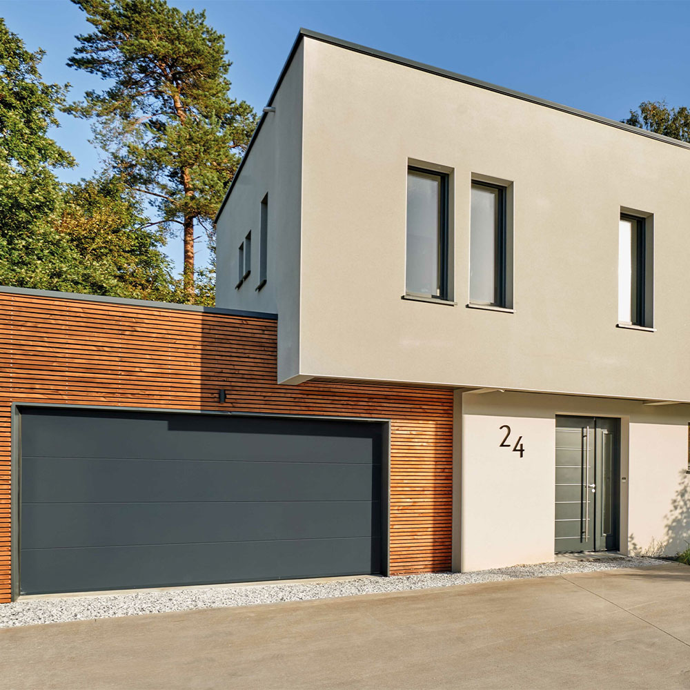 porte-de-garage-sectionnelle-lisse-7016-200-350-mise-en-situation