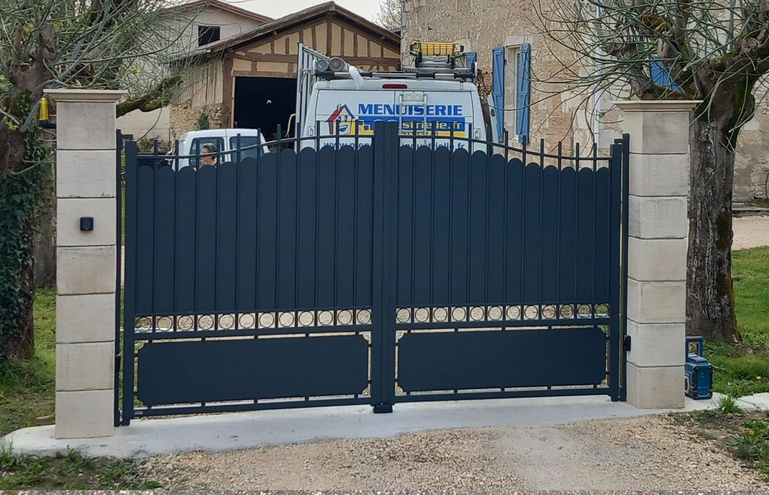 portail aluminium battant motorisable menuiserie industrielle miramont guyenne nerac