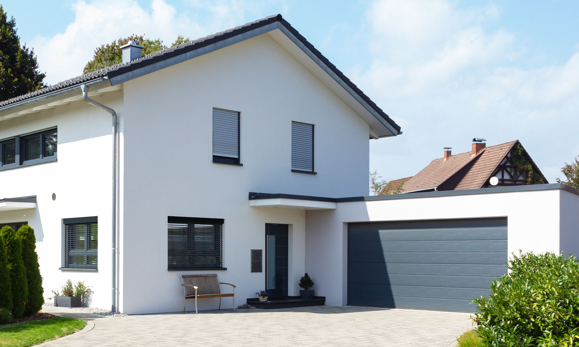 porte garage motorisee porte entree aluminium menuiserie industrielle miramont guyenne nerac