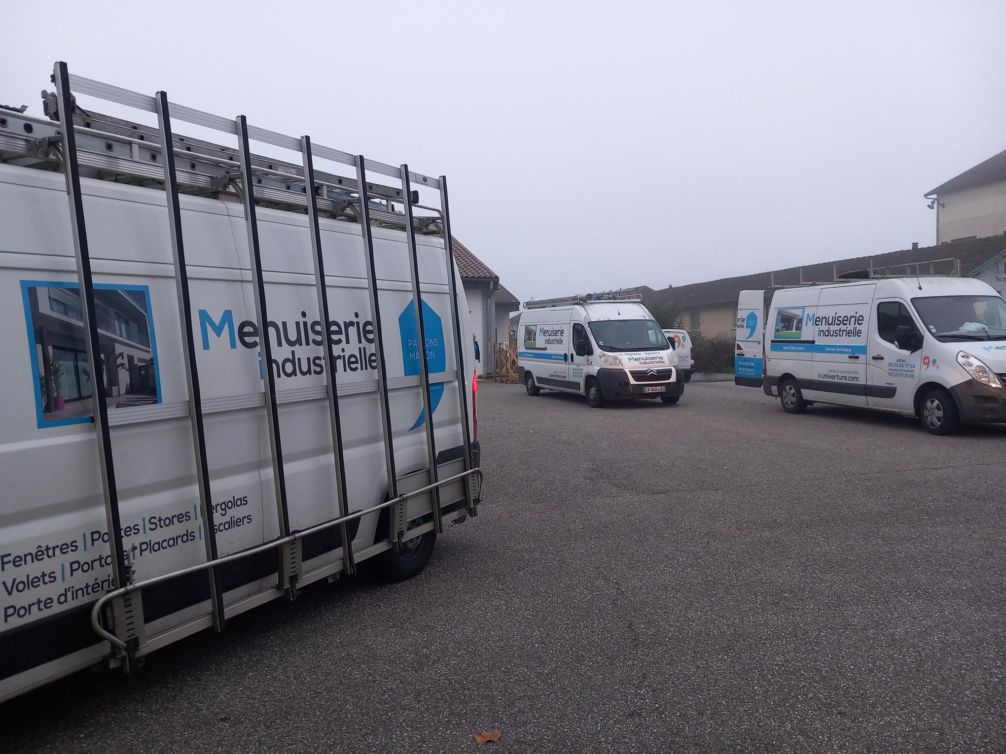 flotte vehicules menuiserie industrielle camionnettes installation fenetres portes clotures