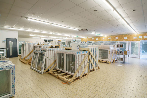 Stock de fenêtres PVC chez Menuiserie Industrielle à Miramont-de-Guyenne