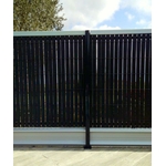 cloture-de-jardin-avec-brise-vue-et-profil-de-finition-anodise-et-soubasseme