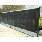 cloture-de-jardin-avec-soubassement-en-aluminium-et-brise-vue-pvc-avec-lame-