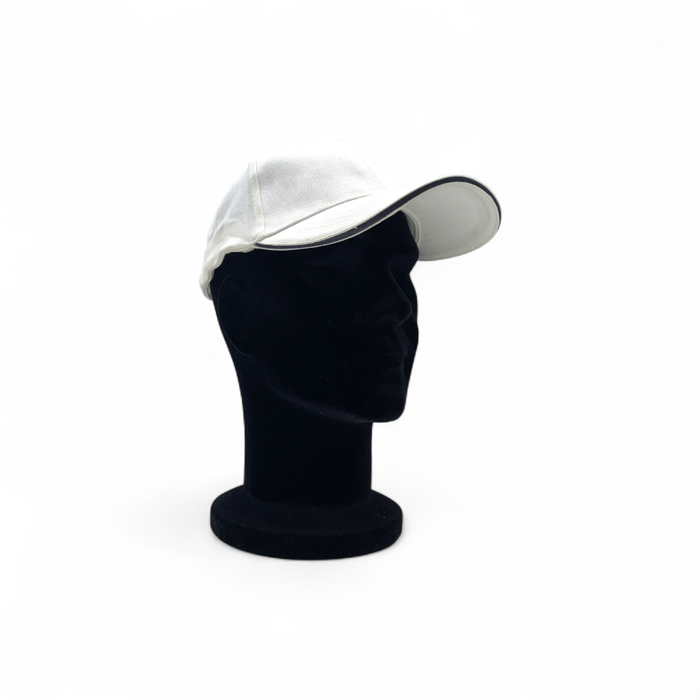 casquette-blanche-trait noir sur visière-vue profil-sur mannequin tête noire