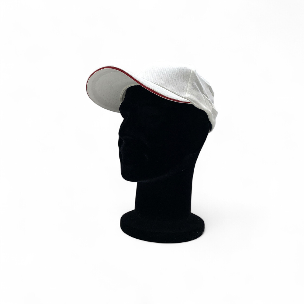 casquette-blanche-trait rouge sur visière-vue profil-sur mannequin tête noire