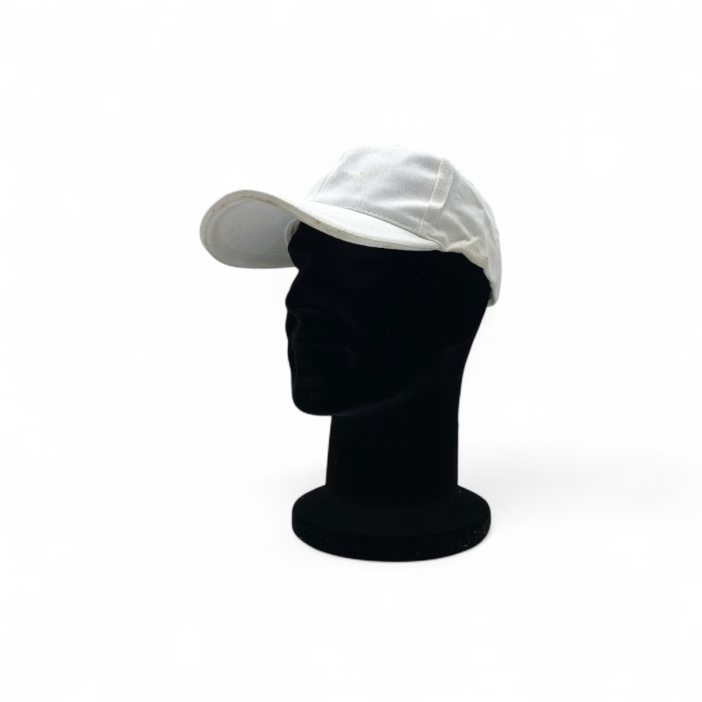 casquette-blanche-vue profil-sur mannequin tête noire