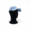casquette-bleu-effet déchiré sur visière-vue 3/4-sur mannequin tête noire