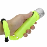 lampe torche led sous marine étanche en main