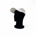 casquette-blanche-trait rouge sur visière-vue profil-sur mannequin tête noire