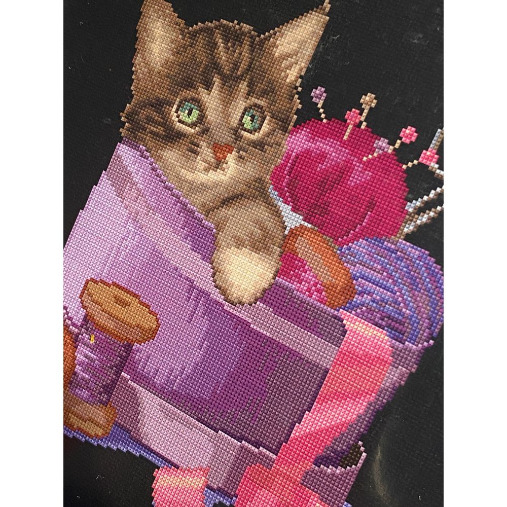 Thea Gouverneur 736-05  kit point croix  Sewing basket Kitten  2