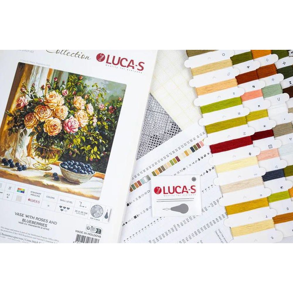Luca-S B719  kit point croix  Vase avec Roses et Myrtilles  2