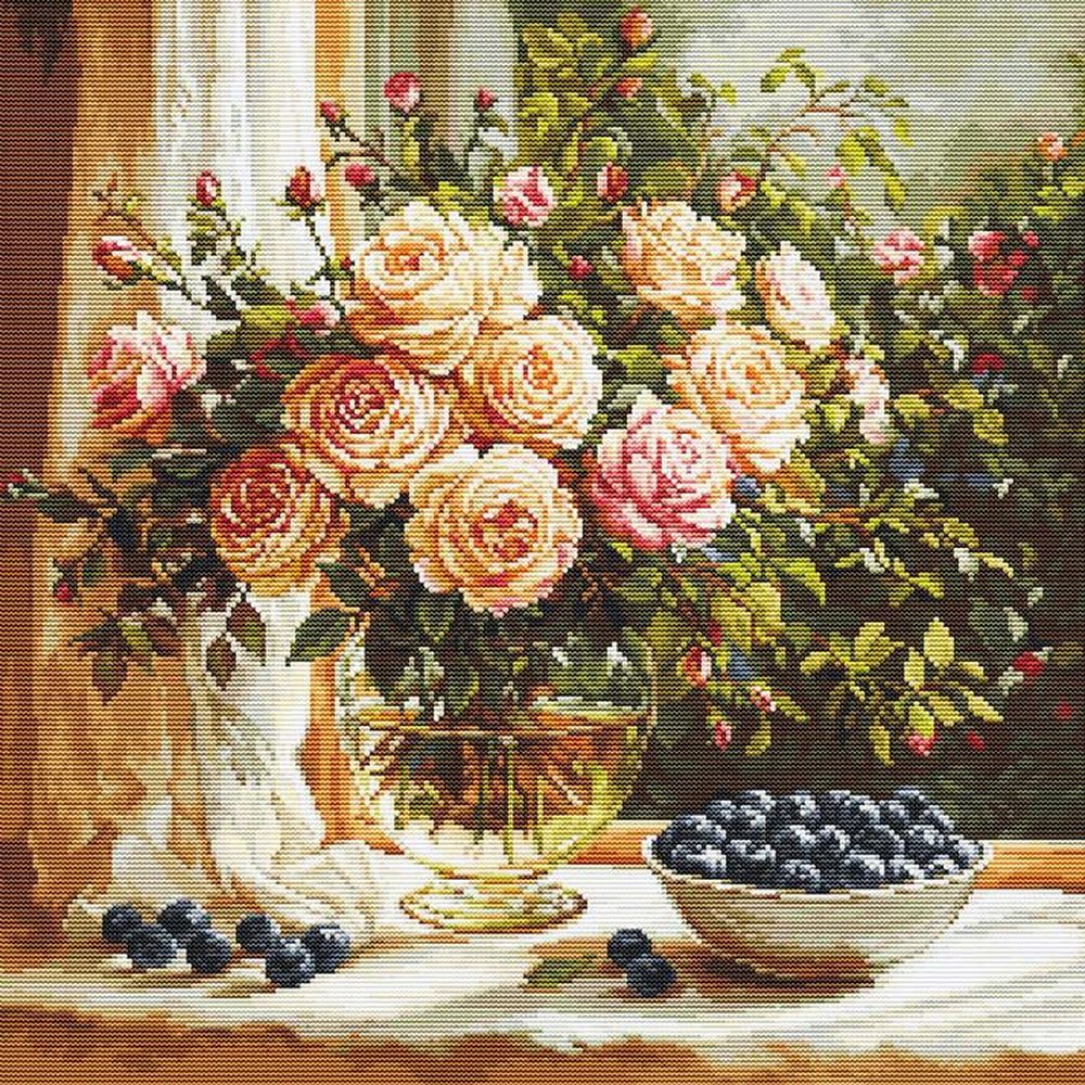 Luca-S B719  kit point croix  Vase avec Roses et Myrtilles