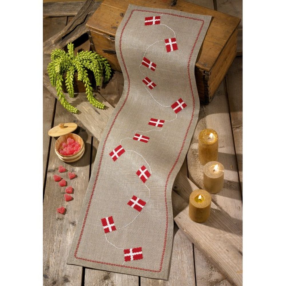 Chemin de table  Drapeaux  68-1102  Permin of copenhagen