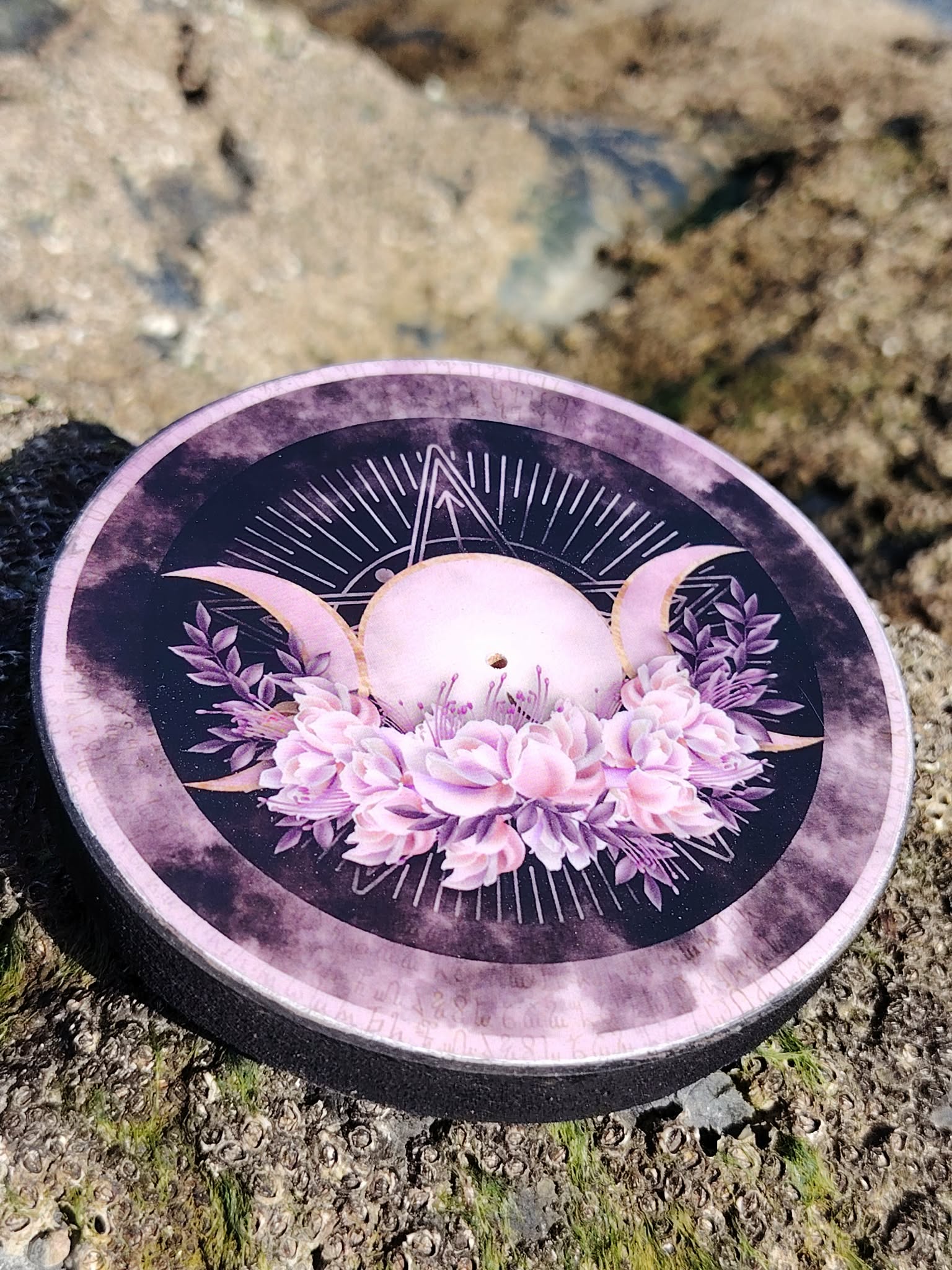 Brûleur d’encens violet Triple Lune posé sur rocher en bord de mer, photo en Bretagne, pour fumigation douce et atmosphère apaisante