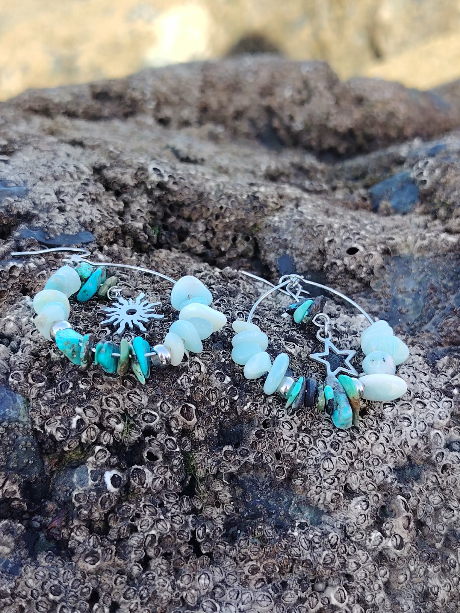 Boucles d’oreilles Ombre et Lumière, création Magic Gaïa, perles turquoise et blanches sur rocher breton, pour sérénité, protection douce et équilibre émotionnel.