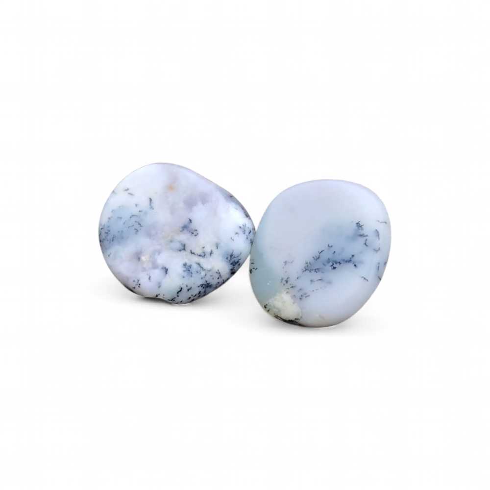 Galet de calcédoine dendritique sur fond blanc, tons bleu-gris marbrés, pierre naturelle reliée au calme du mental, à l’équilibre intérieur et à la présence à soi.