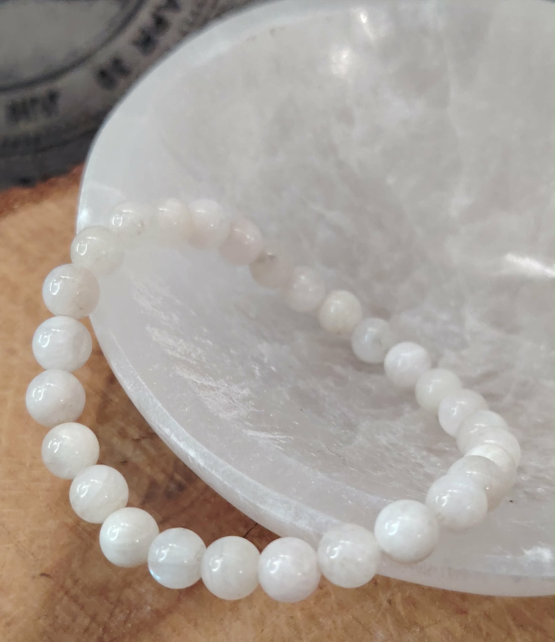 Bracelet péristérite 6 mm blanc nacré sur amas de quartz blanc en décor naturel, écoute de soi et apaisement.