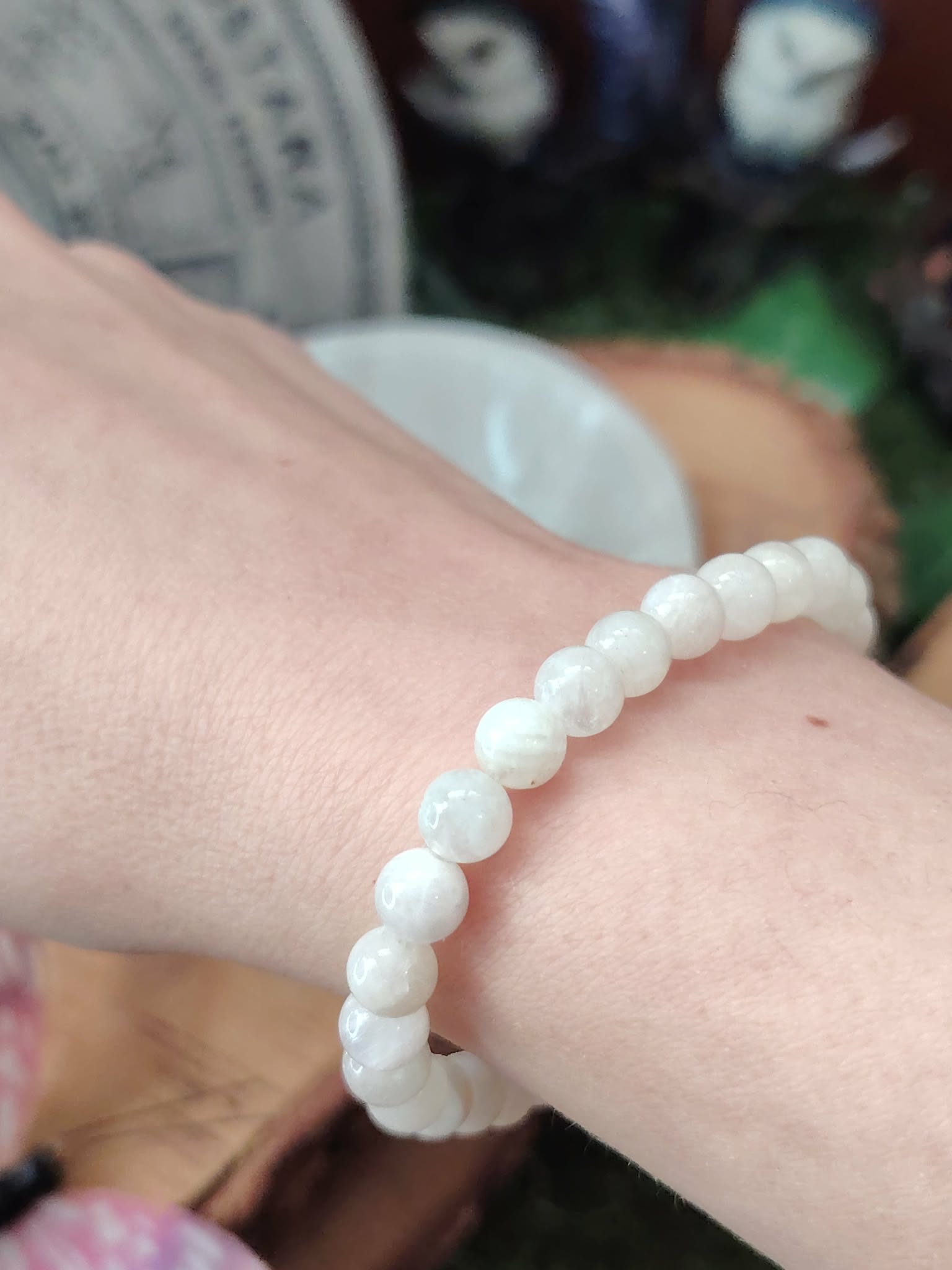 Bracelet péristérite 6 mm porté au poignet sur décor boisé flou, pierre naturelle de discernement et équilibre émotionnel.