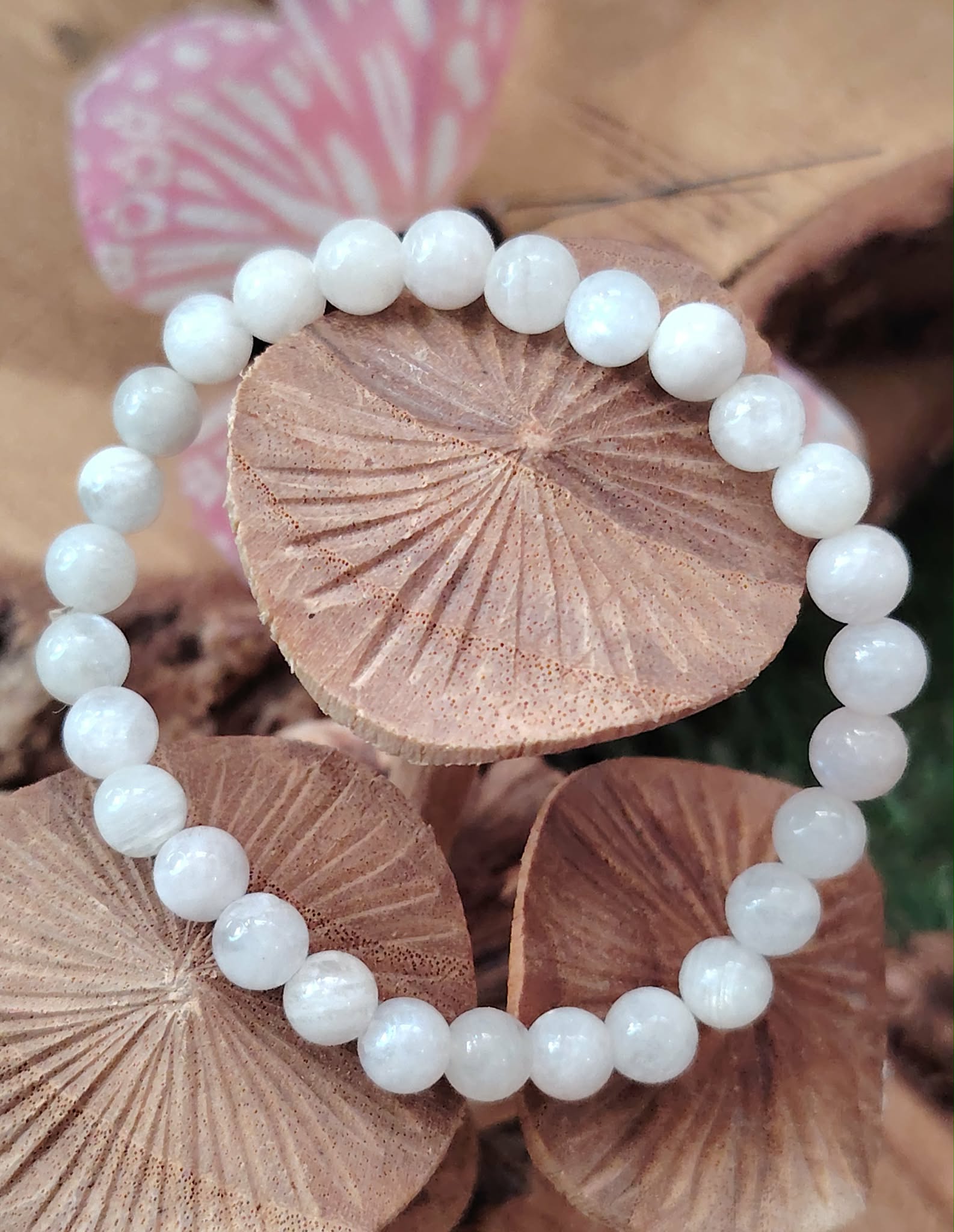 Bracelet péristérite (pierre de lune arc-en-ciel) 6 mm, sur tranche de bois avec champignons en bois et papillon rose, apaisement, intuition, équilibre émotionnel.