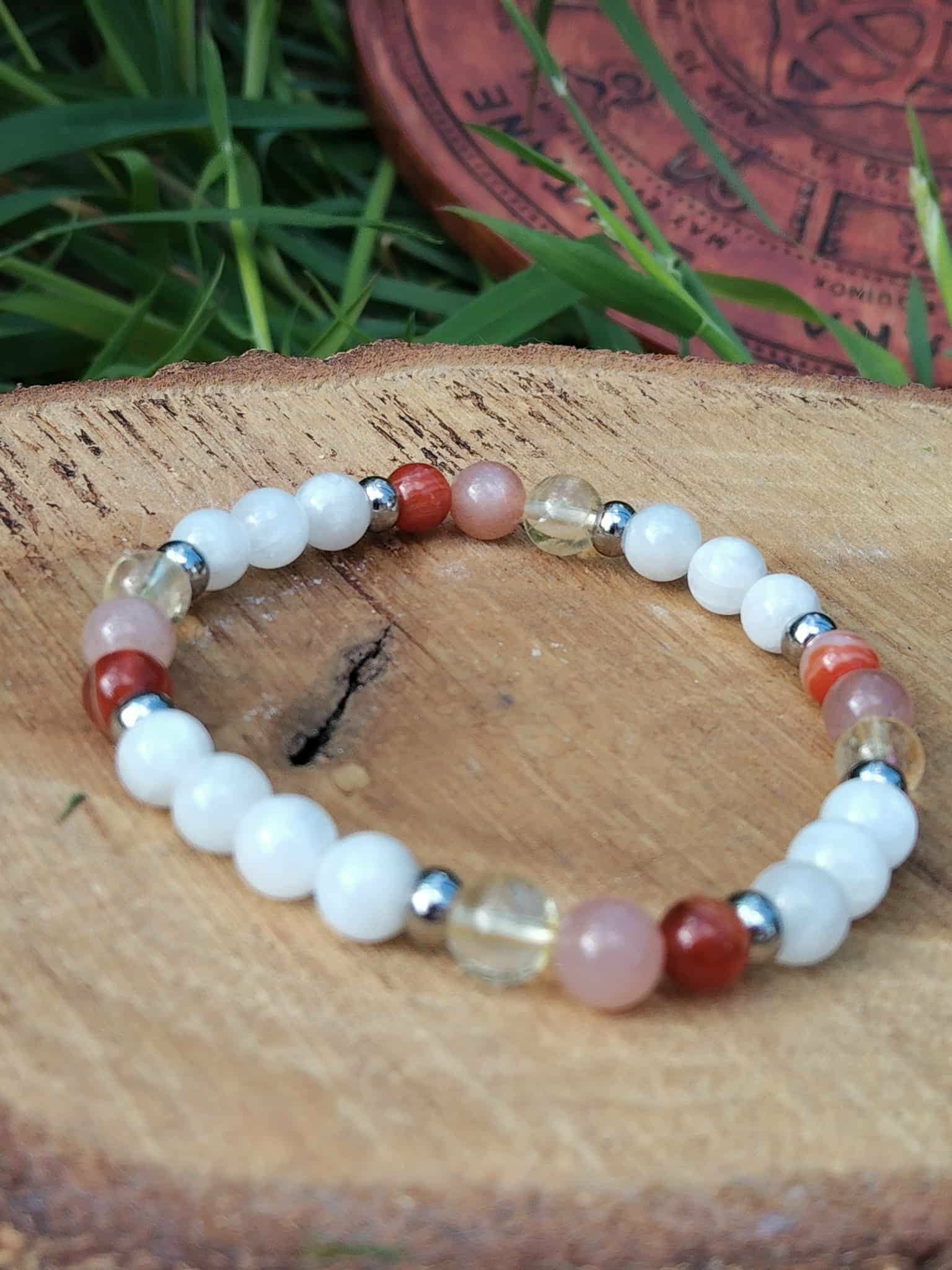 Bracelet PMA 6 mm sur rondin de bois avec feuillage vert, péristérite, pierre de soleil et cornaline pour douceur émotionnelle, vitalité et confiance intérieure
