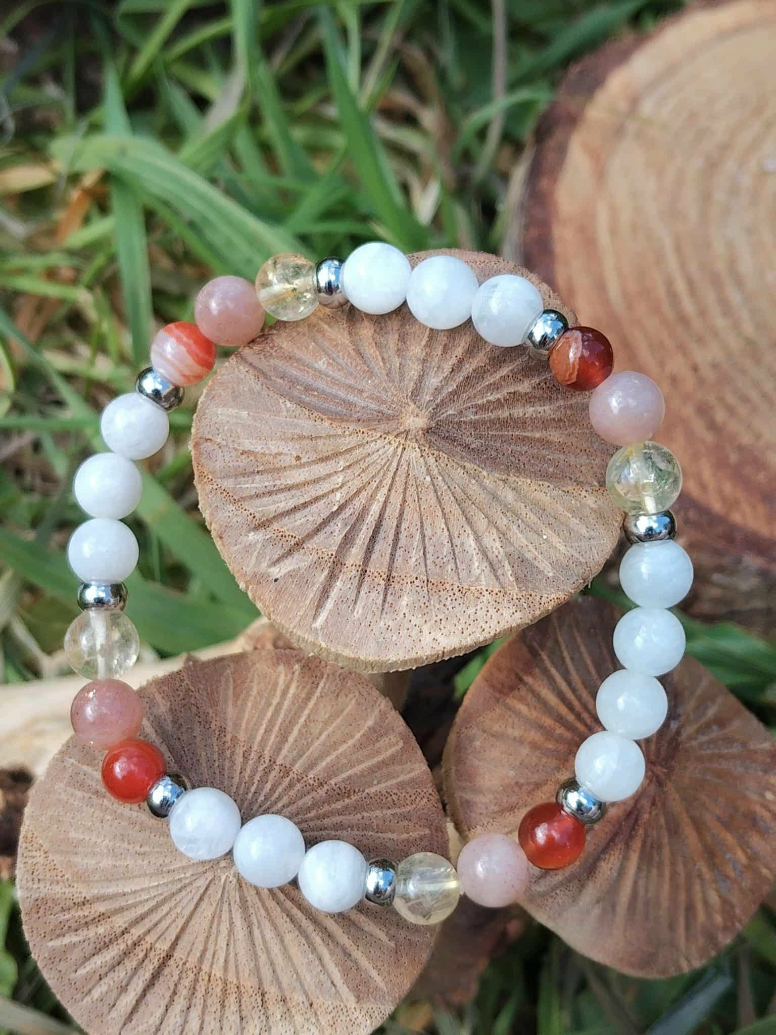 Bracelet PMA 6 mm sur champignons en bois avec feuillage vert, péristérite, pierre de soleil et cornaline pour optimisme, douceur et élan intérieur