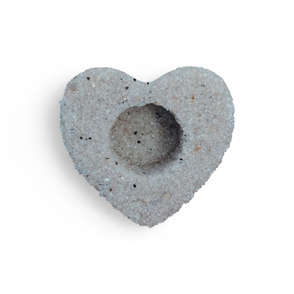 Bougeoir cœur en cristal de roche (quartz clair) sur fond blanc, forme cœur scintillante avec cavité pour chauffe-plat, décoration douce, intention clarté et harmonie.
