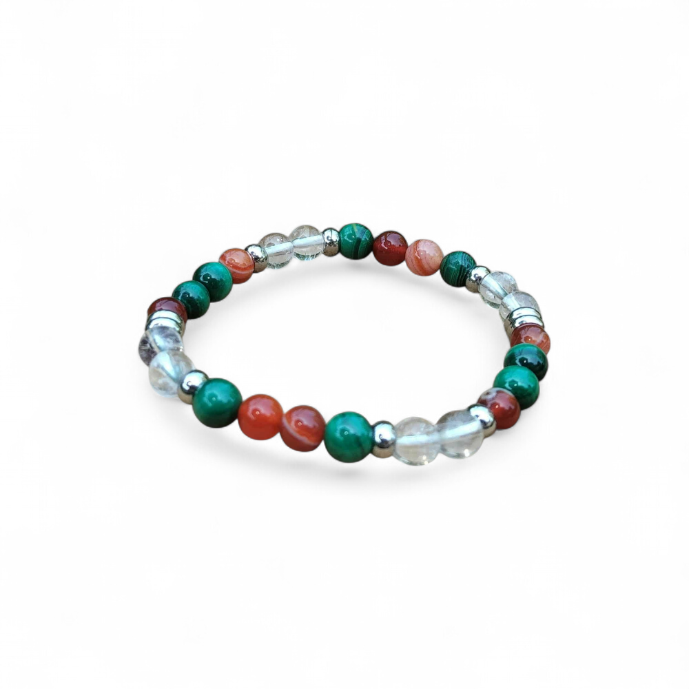Bracelet prémenstruel sur fond blanc, malachite, cornaline et cristal de roche en perles 6 mm pour calme intérieur et stabilité du ressenti