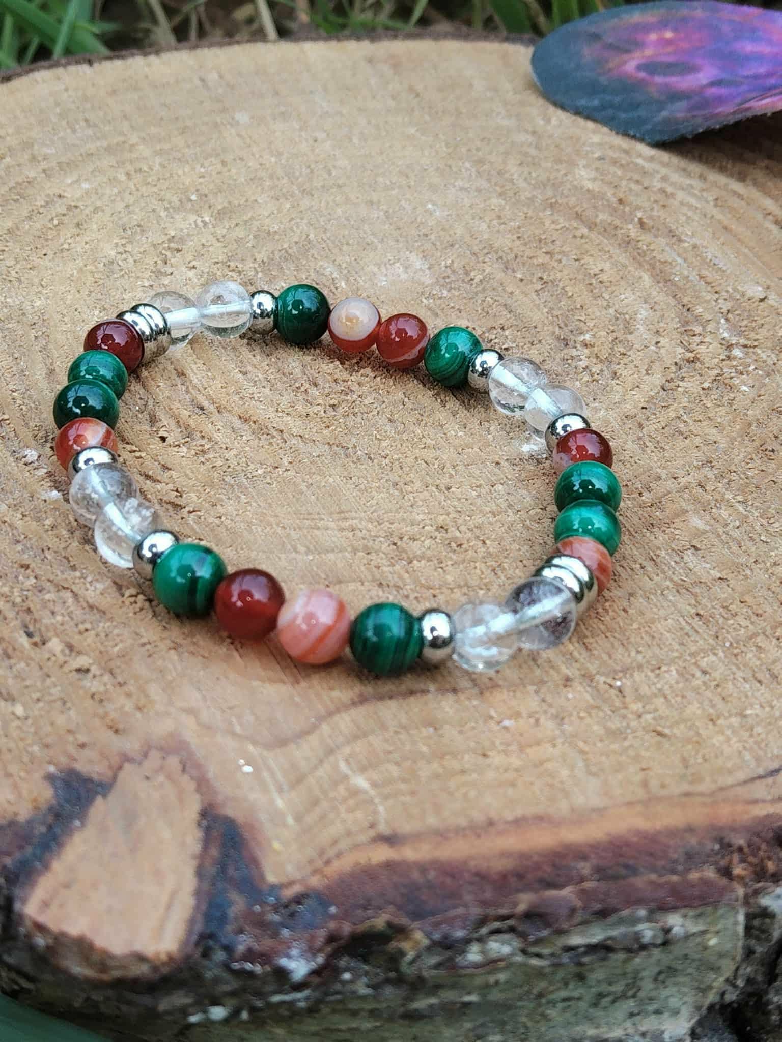 bracelet prémenstruel malachite cornaline cristal de roche douleurs menstruelles anti inflammatoire soulagement règles pierres naturelles lithothérapie Magic Gaïa
