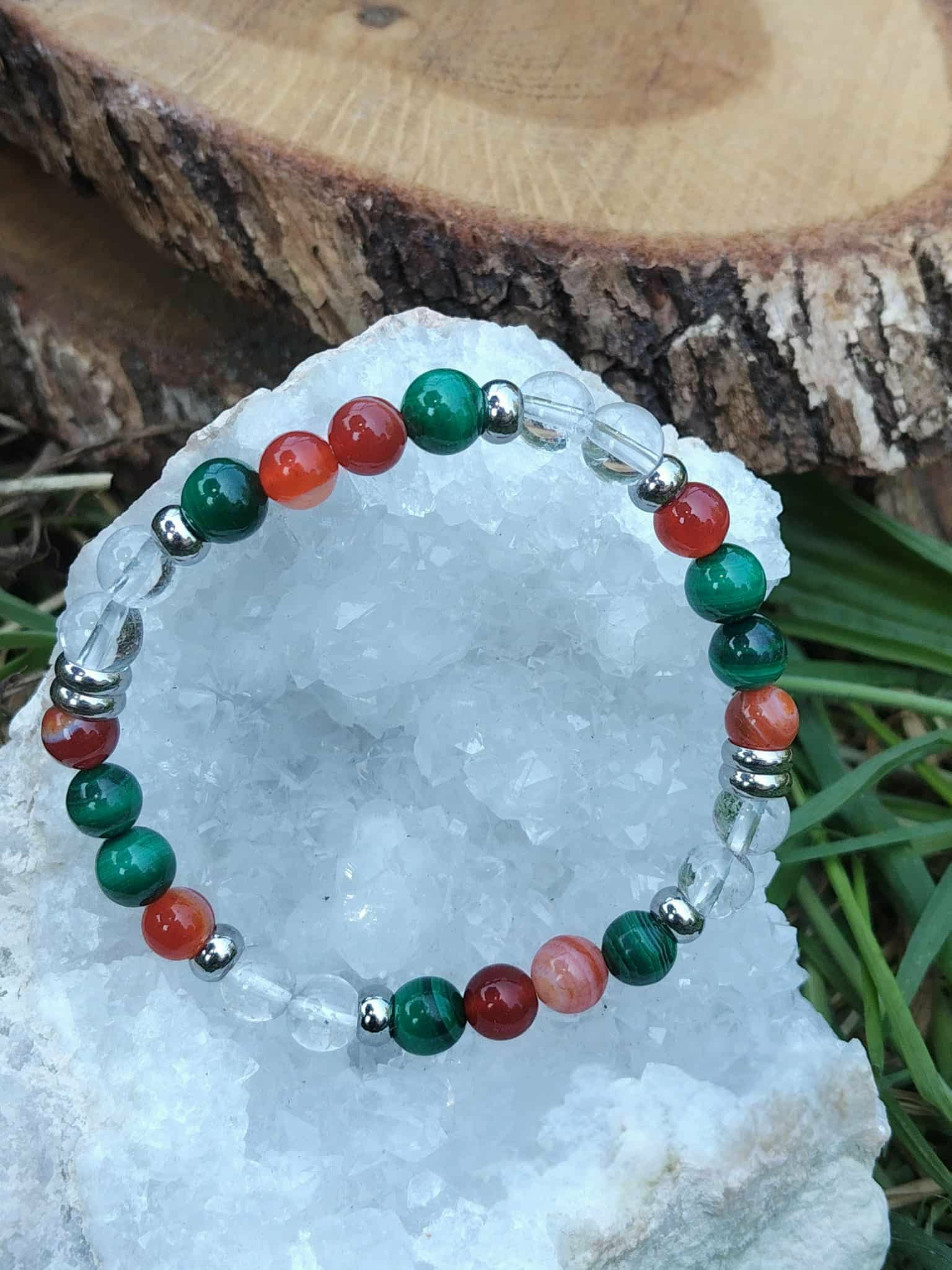 Bracelet prémenstruel 6 mm sur quartz blanc, rondin de bois et aiguilles de sapin, ancrage doux, relâchement émotionnel et harmonie intérieure