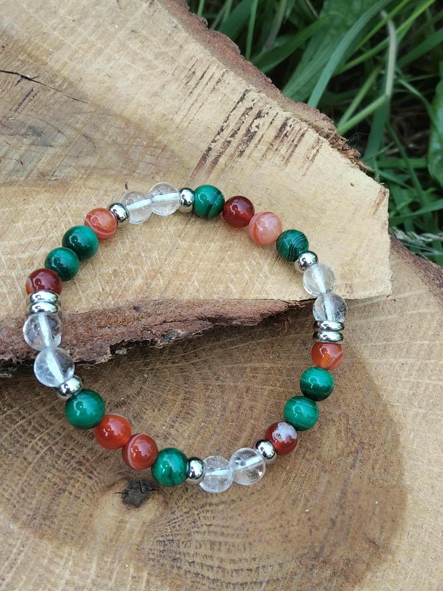 Bracelet prémenstruel 6 mm sur rondin de bois avec aiguilles de sapin, malachite, cornaline et cristal de roche pour vitalité douce et apaisement du cœur