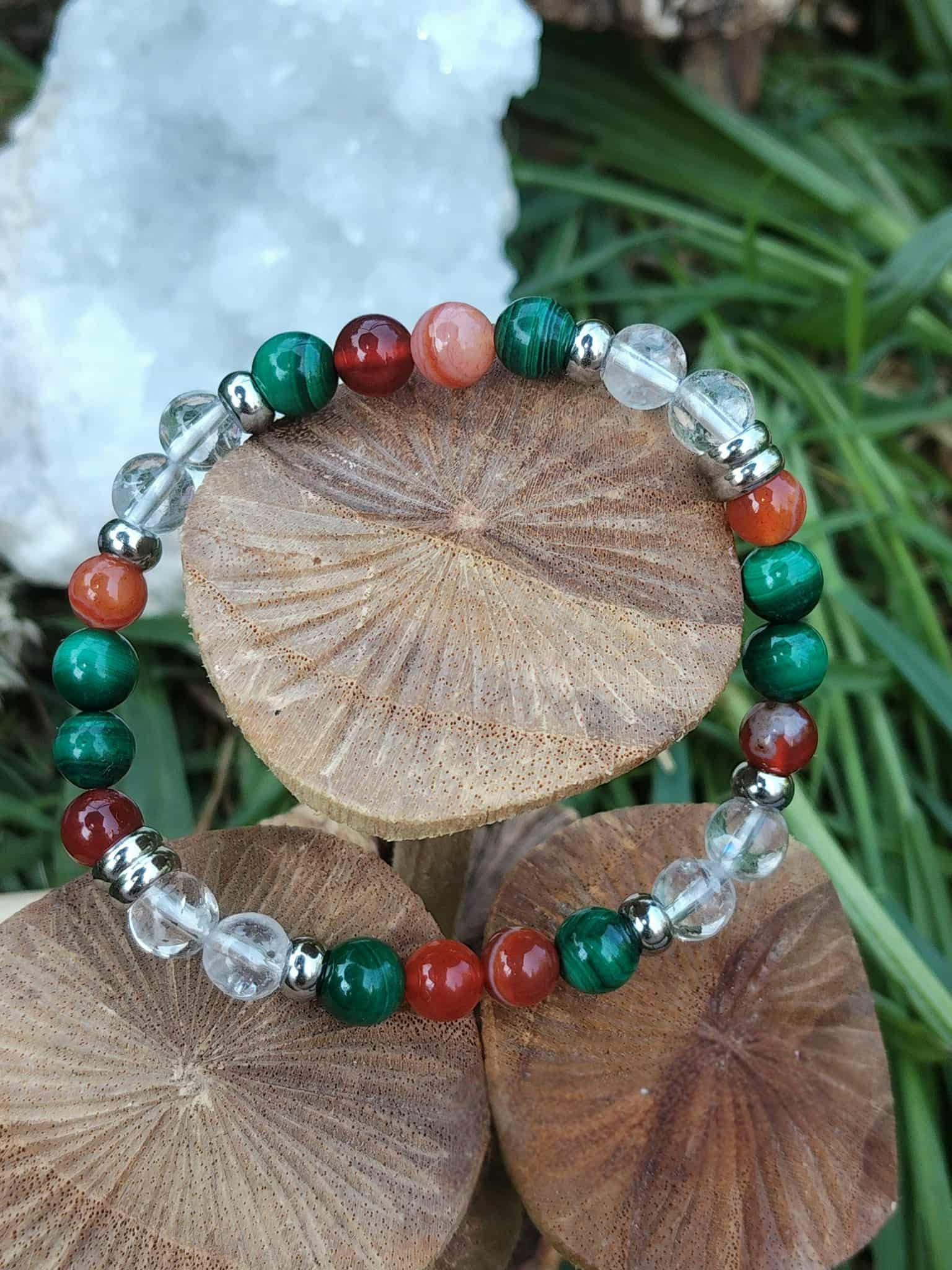 Bracelet prémenstruel 6 mm sur rondins de bois avec branche de sapin et quartz blanc, malachite, cornaline et cristal de roche pour apaisement et recentrage