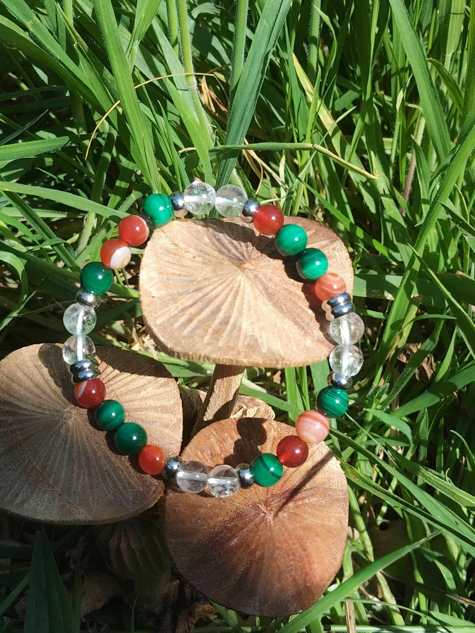 Bracelet prémenstruel 6 mm sur tranche de bois avec éclat de quartz, malachite, cornaline et cristal de roche pour calme émotionnel et vitalité douce