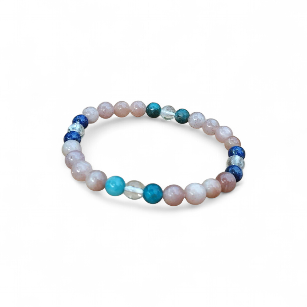 Bracelet bien-être création Magic Gaïa sur fond blanc, perles 6 mm en lapis-lazuli, pierre de soleil, apatite bleue et cristal de roche pour confiance et communication fluide