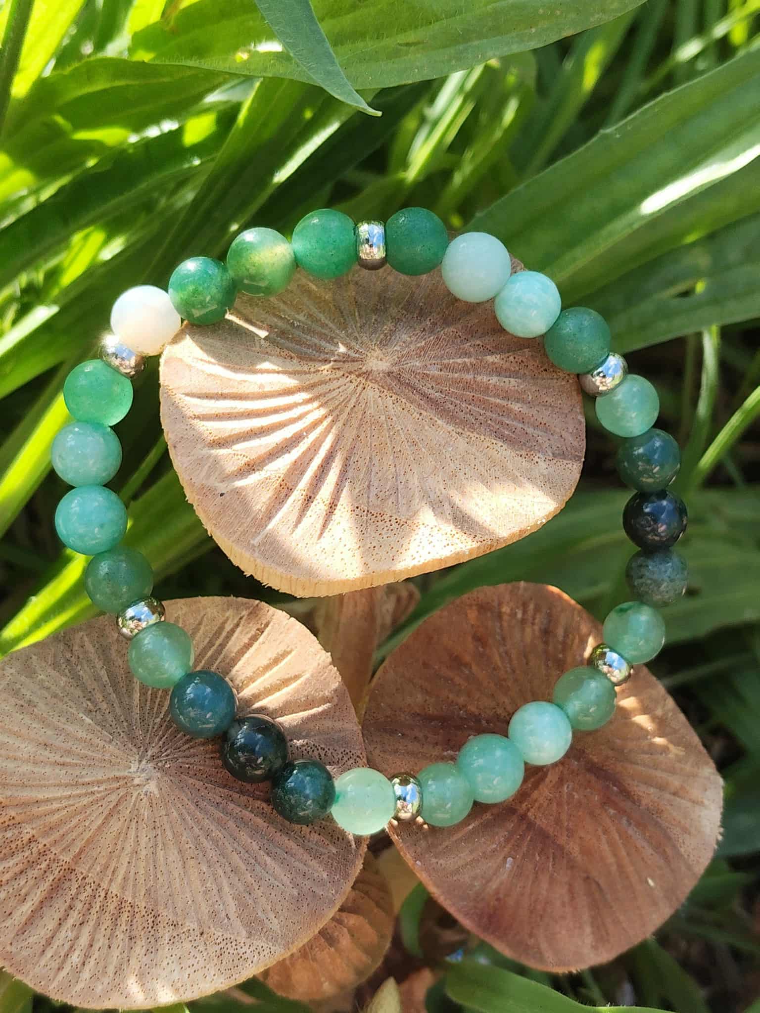 Bracelet Psoriasis 6 mm sur champignons en bois dans l’herbe, amazonite, agate mousse et aventurine verte pour apaisement du mental et retour à soi