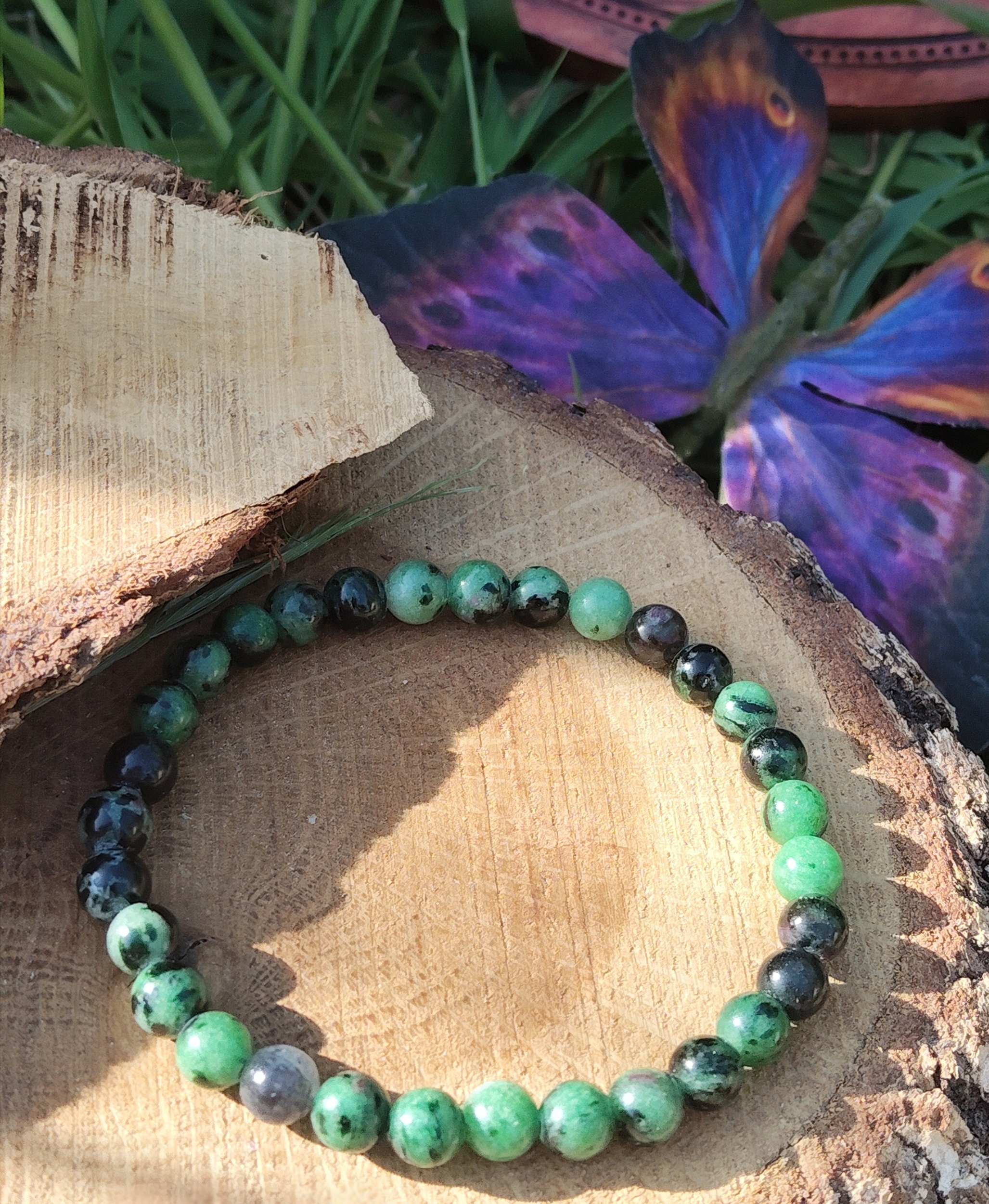 Bracelet rubis zoïsite 6 mm sur rondin de bois avec fleurs violettes, perles naturelles vertes et rouges pour élan vital, intuition claire et équilibre intérieur