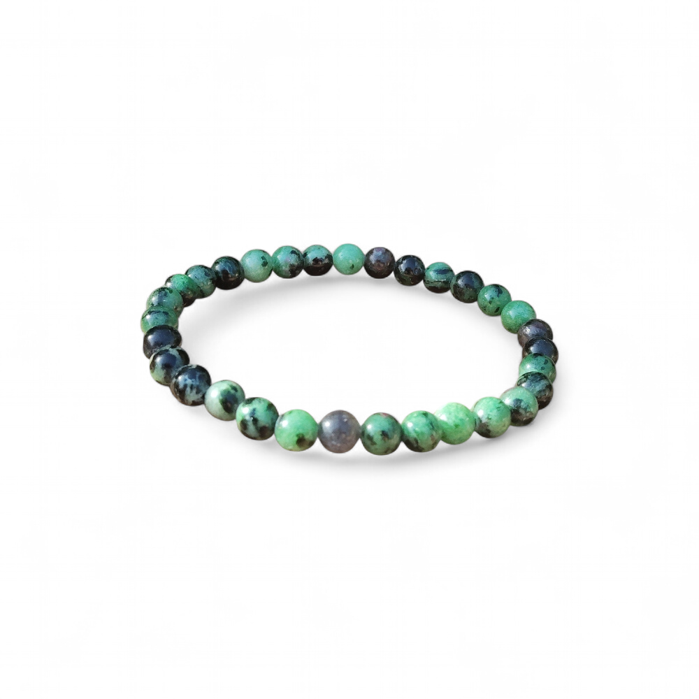 Bracelet rubis zoïsite sur fond blanc, perles rondes 6 mm en pierre naturelle pour vitalité douce, ouverture affective et renouveau personnel