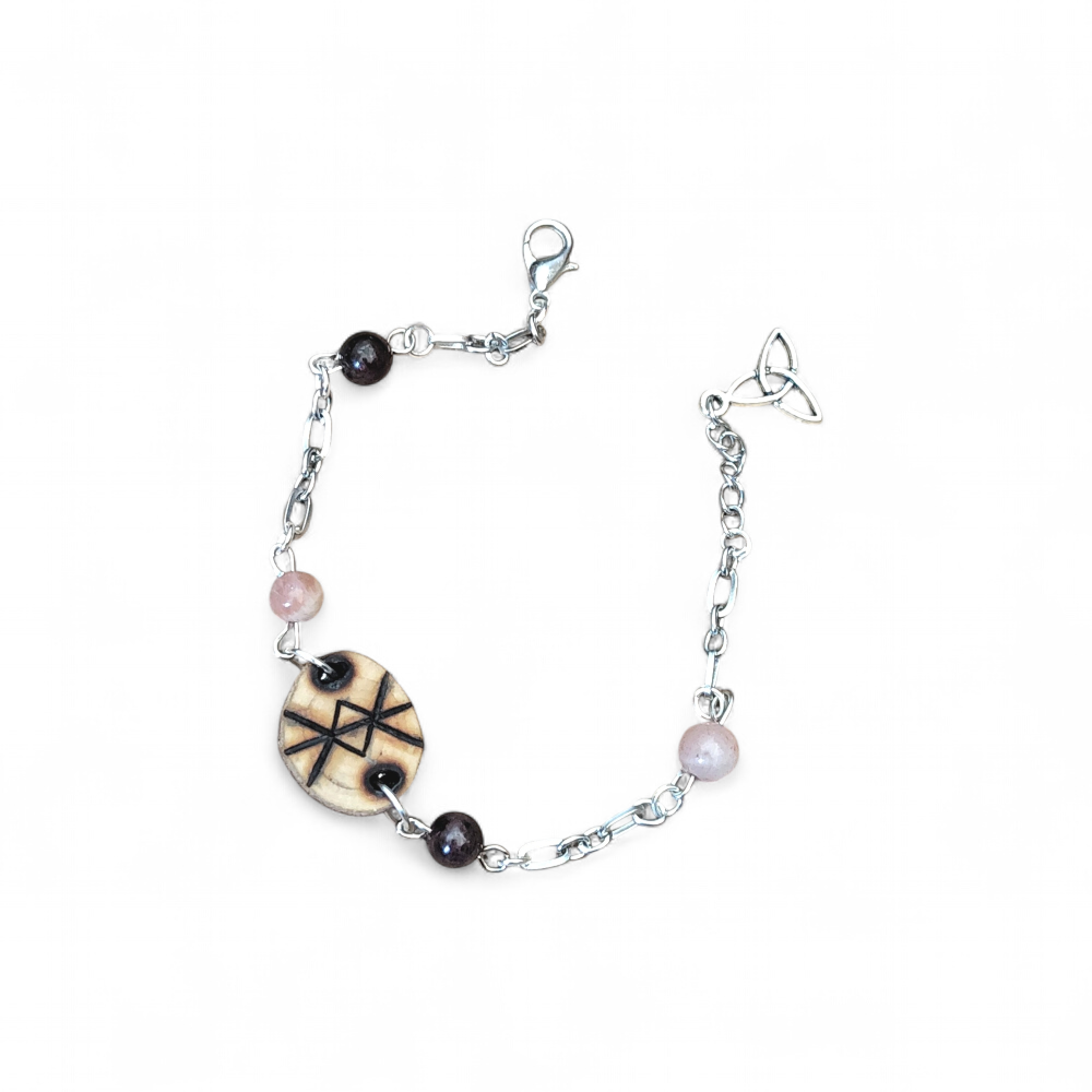 bracelet-rune-de-protection-en-bois-magic-gaia-chaine-argentee-avec-perles-quartz-rose-et-grenat-pose-sur-fond-blanc-intention-apaisement-et-protection