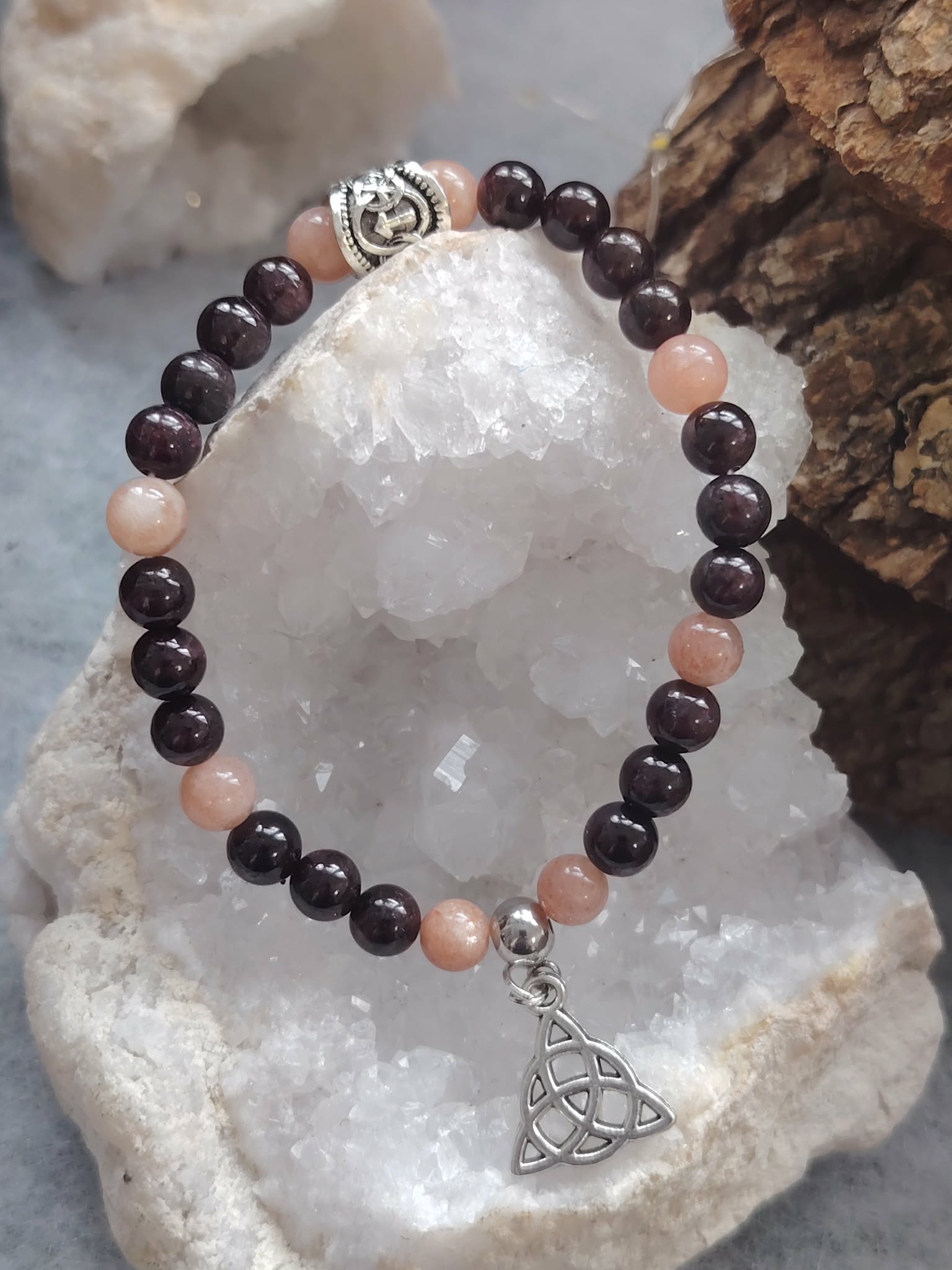 Bracelet viking 6 mm sur galet clair et bois sombre, grenat et pierre de soleil avec rune et triquetra, enracinement solide et courage actif