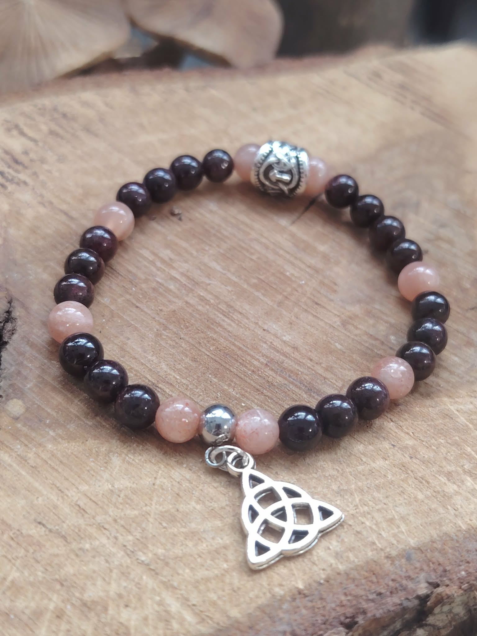 Bracelet viking sur galet, perles 6 mm en pierre de soleil et grenat avec triquetra argentée, audace maîtrisée et présence affirmée