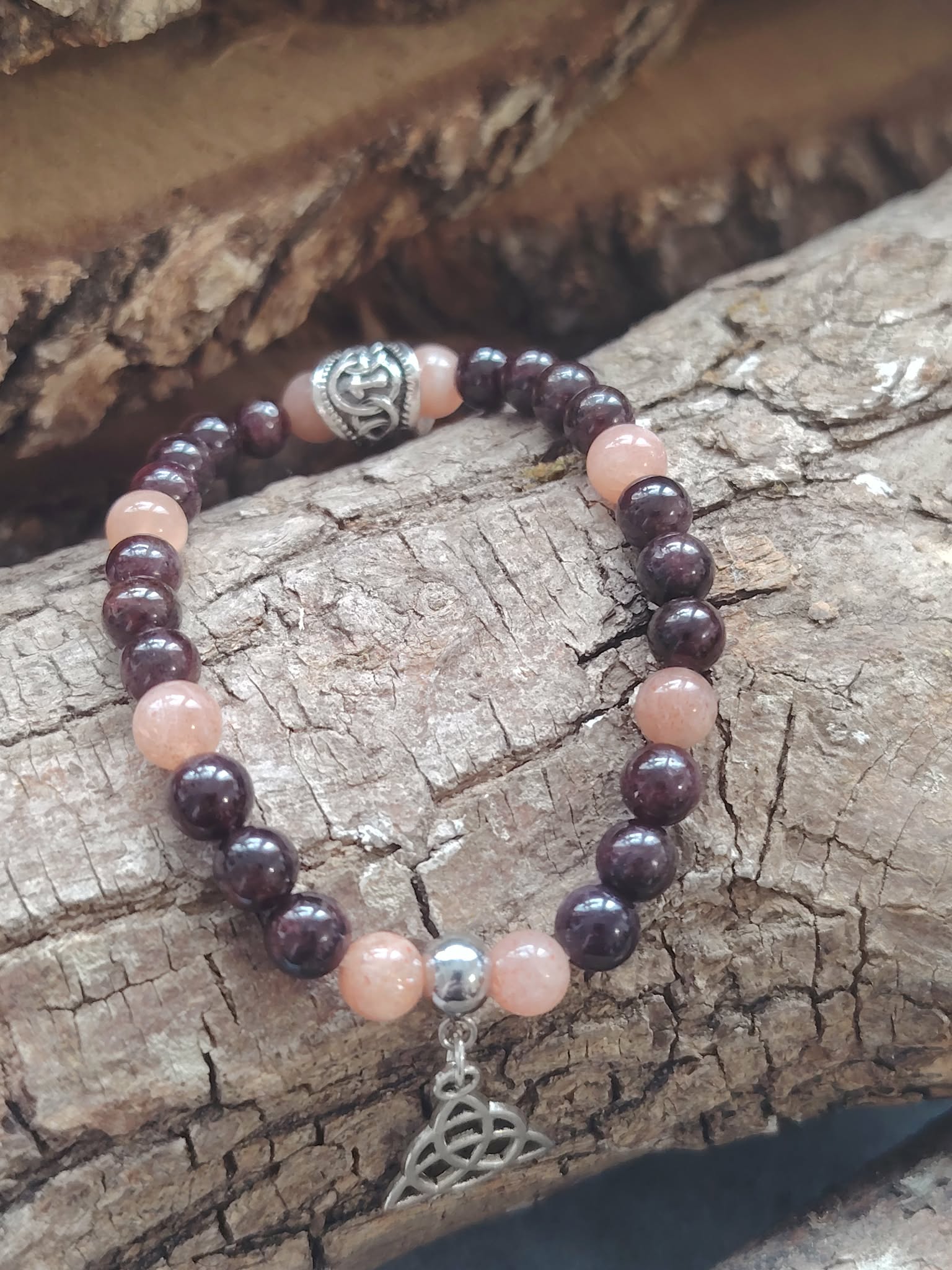Bracelet viking création Magic Gaïa sur bois brut, pierre de soleil et grenat 6 mm avec triquetra et perle rune, force tranquille et énergie combative