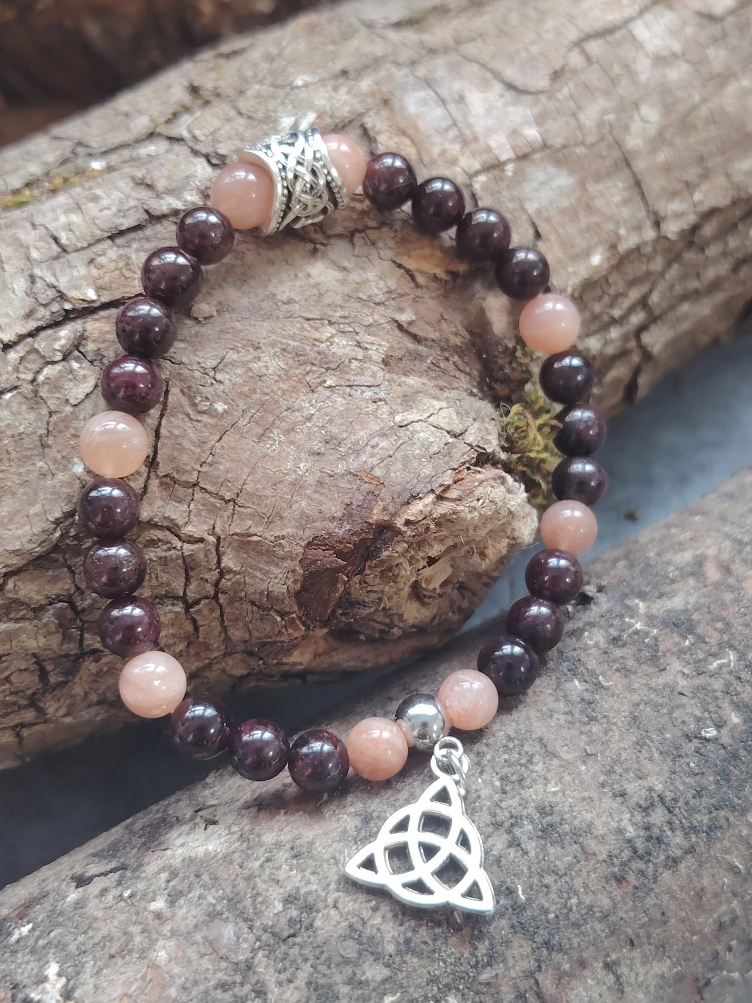 Bracelet viking sur ardoise moussue, pierre de soleil et grenat 6 mm avec rune gravée et triquetra argentée, vitalité, protection et confiance rayonnante