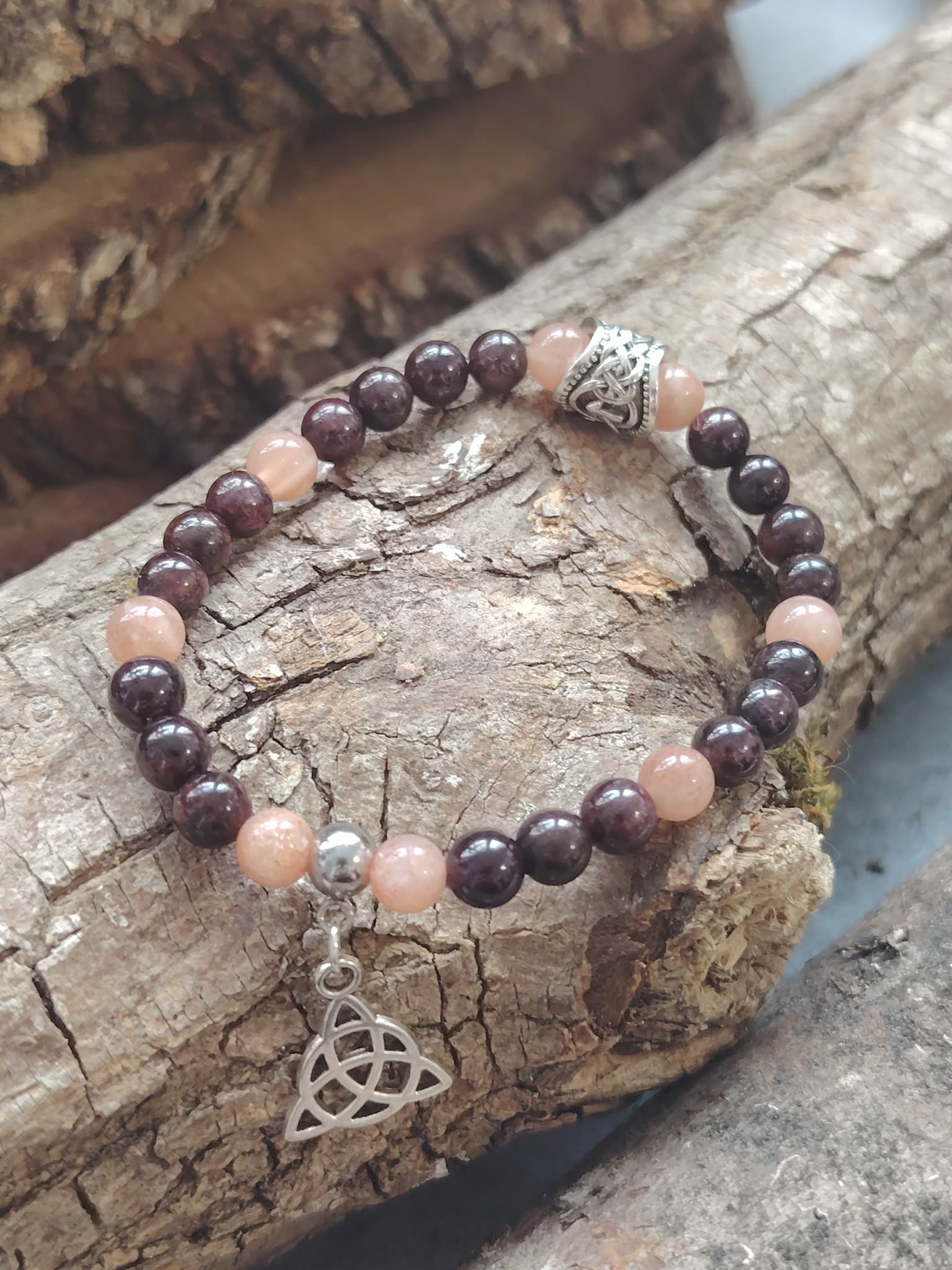 Bracelet viking création Magic Gaïa sur écorce et bois, pierre de soleil, grenat, rune et triquetra pour protection instinctive et persévérance
